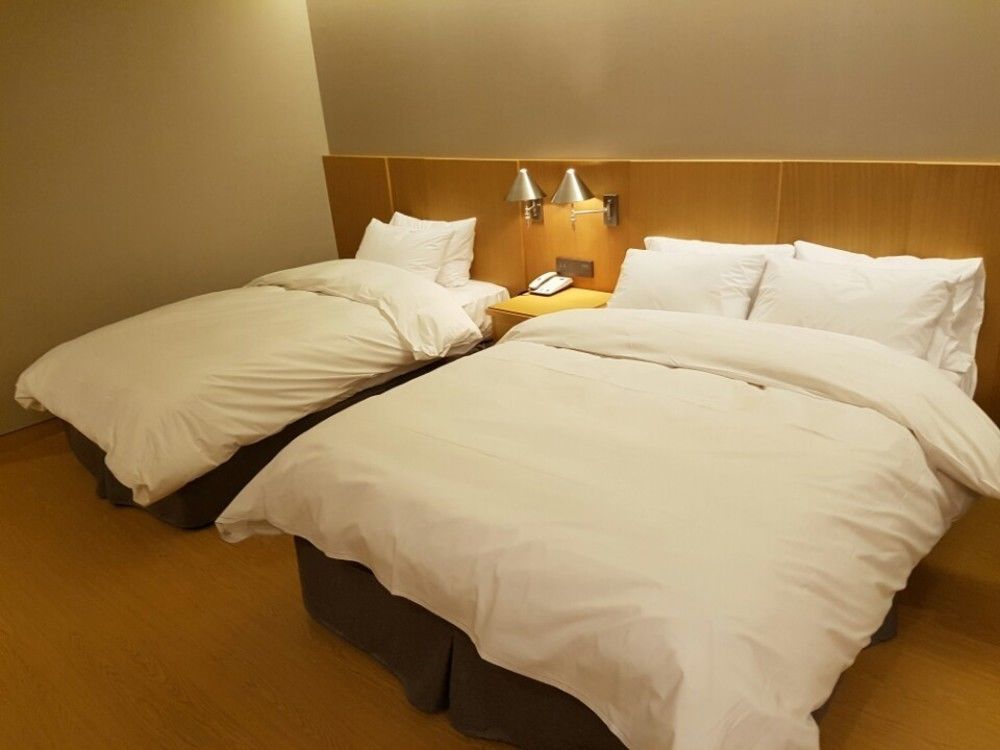 J Square Hotel And Wedding Джинджу Екстериор снимка