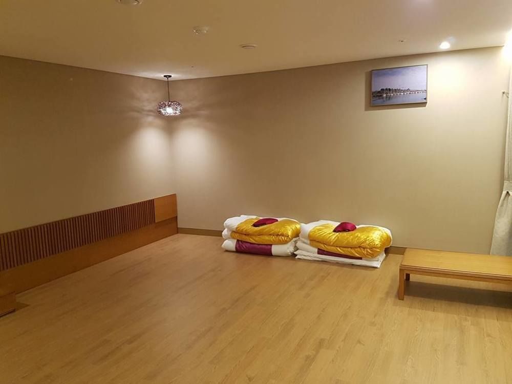 J Square Hotel And Wedding Джинджу Екстериор снимка