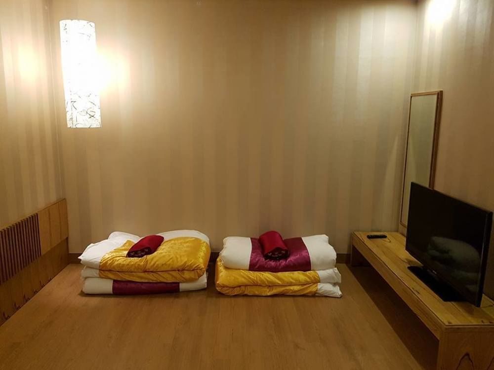 J Square Hotel And Wedding Джинджу Екстериор снимка