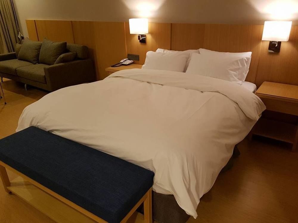 J Square Hotel And Wedding Джинджу Екстериор снимка