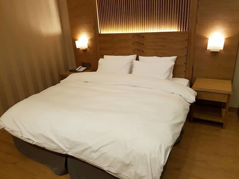 J Square Hotel And Wedding Джинджу Екстериор снимка