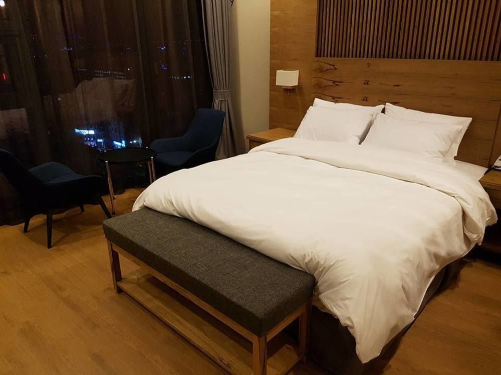 J Square Hotel And Wedding Джинджу Екстериор снимка