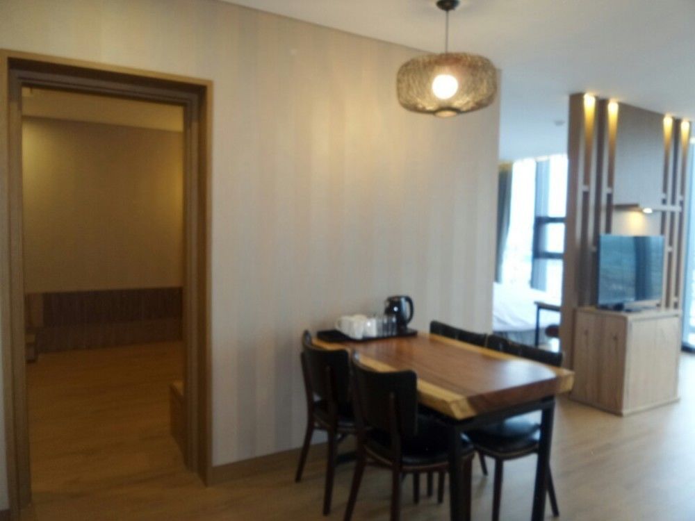 J Square Hotel And Wedding Джинджу Екстериор снимка