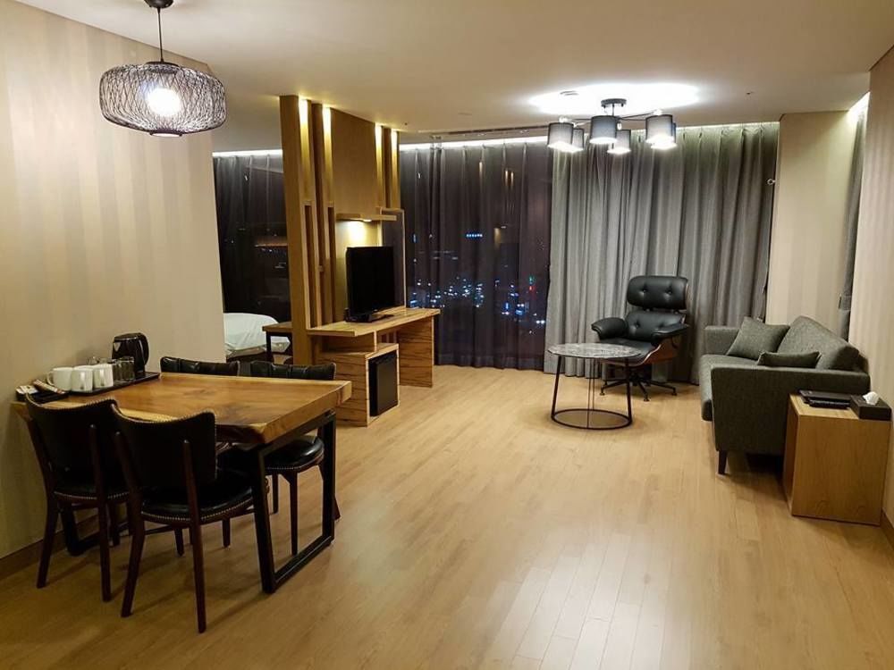 J Square Hotel And Wedding Джинджу Екстериор снимка
