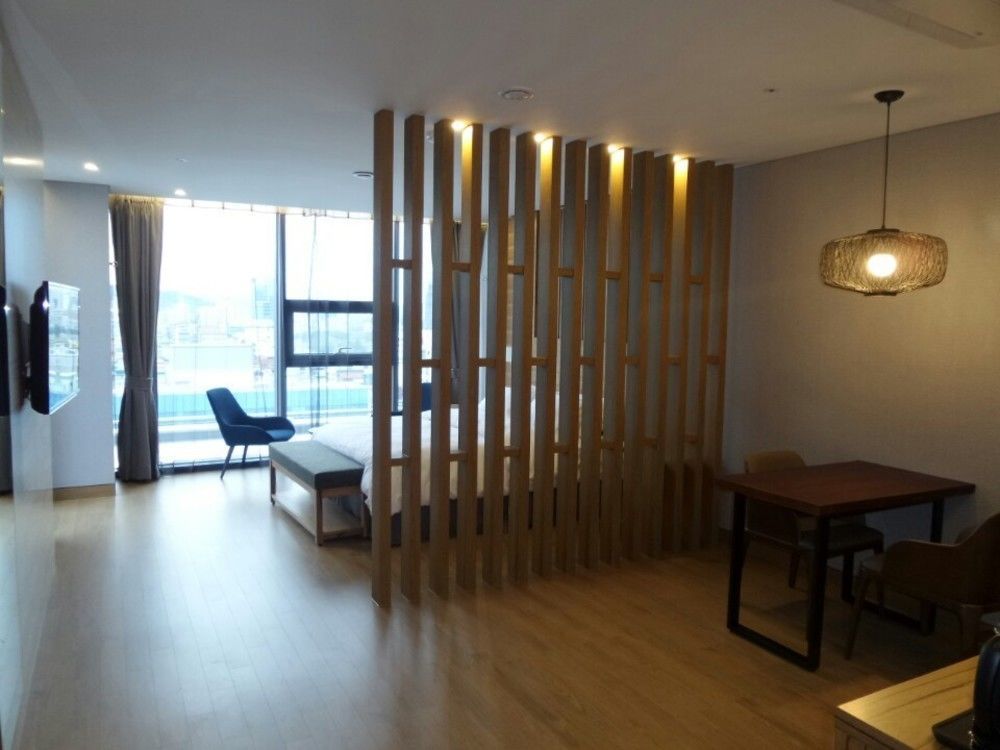 J Square Hotel And Wedding Джинджу Екстериор снимка