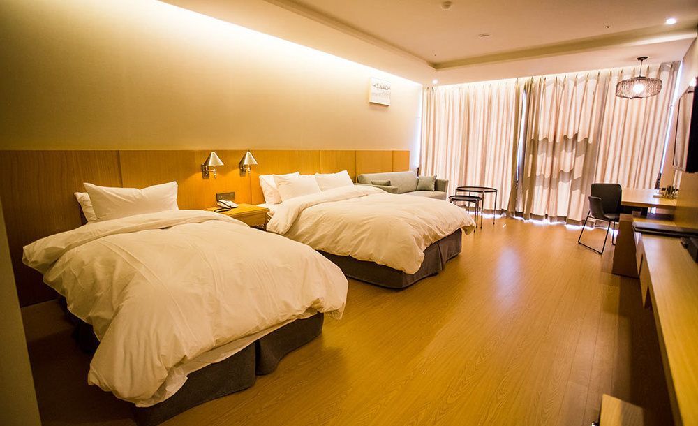 J Square Hotel And Wedding Джинджу Екстериор снимка