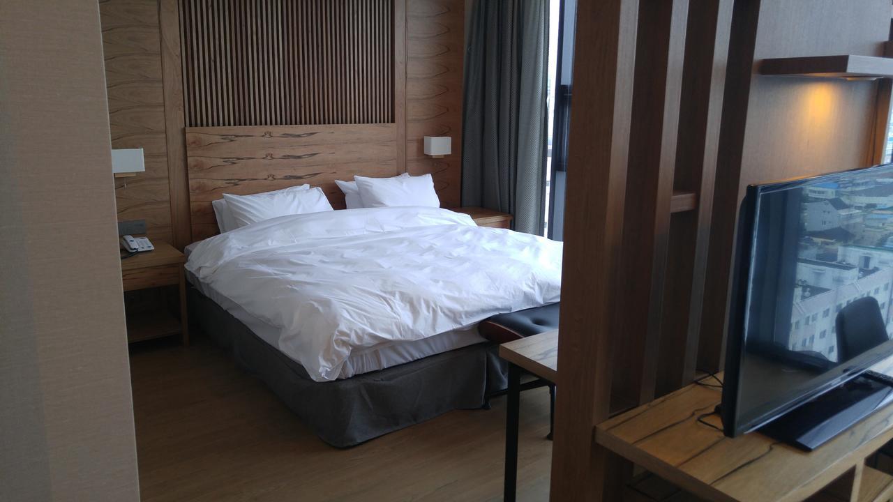 J Square Hotel And Wedding Джинджу Екстериор снимка