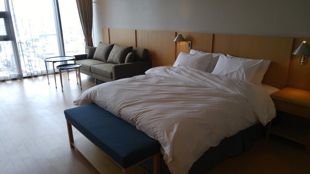J Square Hotel And Wedding Джинджу Екстериор снимка