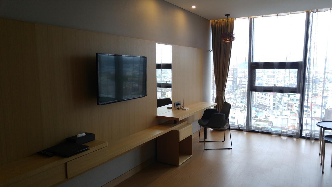 J Square Hotel And Wedding Джинджу Екстериор снимка