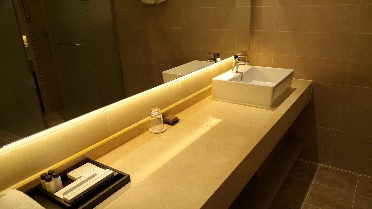 J Square Hotel And Wedding Джинджу Екстериор снимка