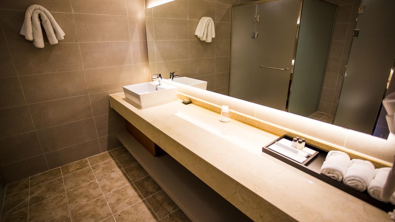 J Square Hotel And Wedding Джинджу Екстериор снимка