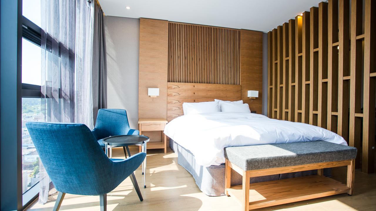 J Square Hotel And Wedding Джинджу Екстериор снимка