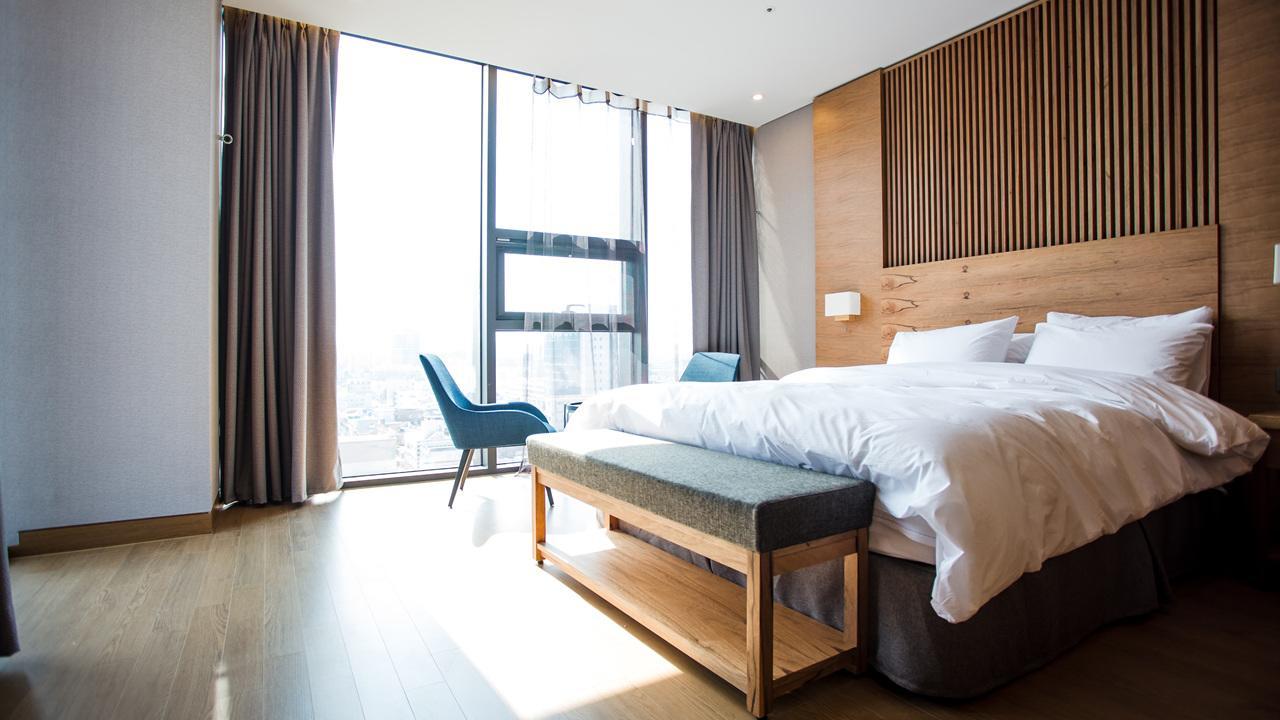 J Square Hotel And Wedding Джинджу Екстериор снимка