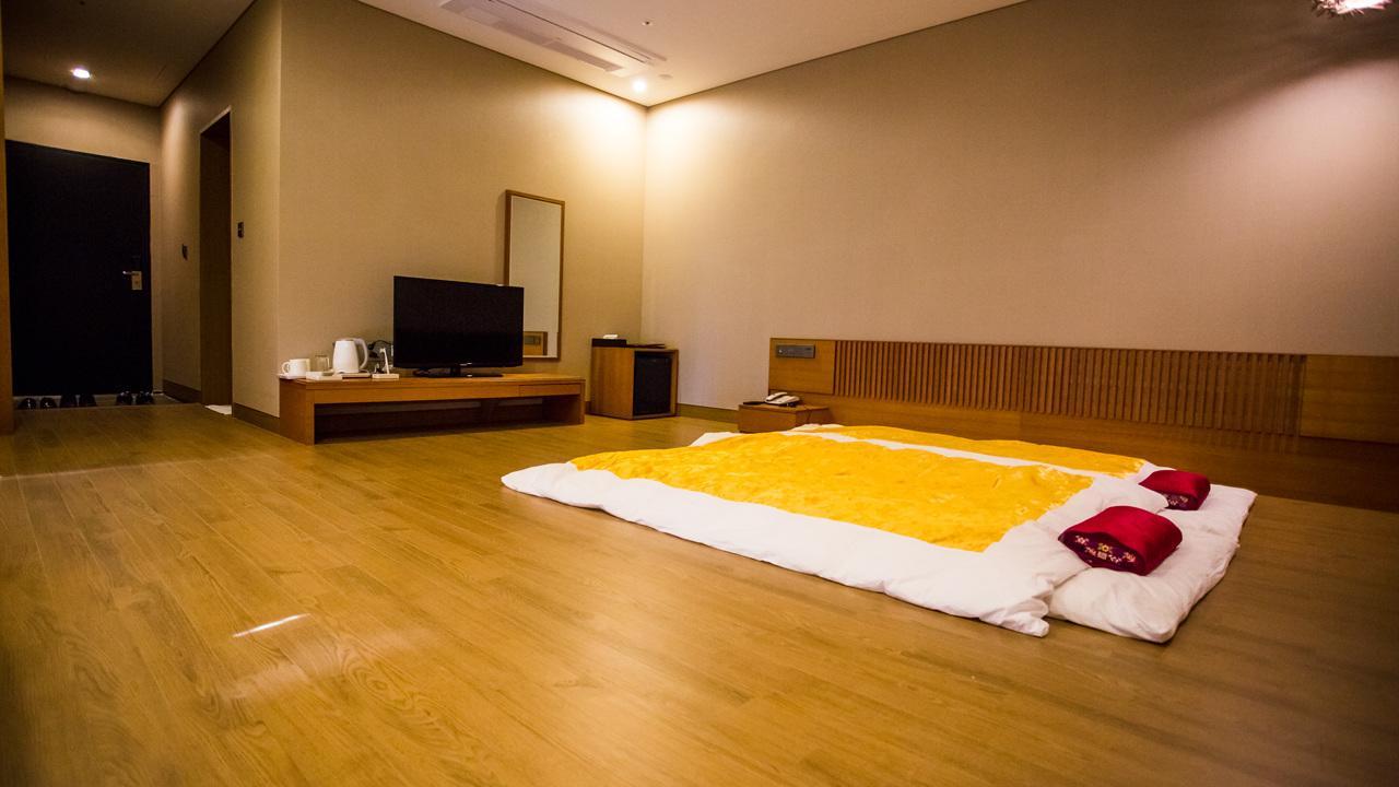 J Square Hotel And Wedding Джинджу Екстериор снимка