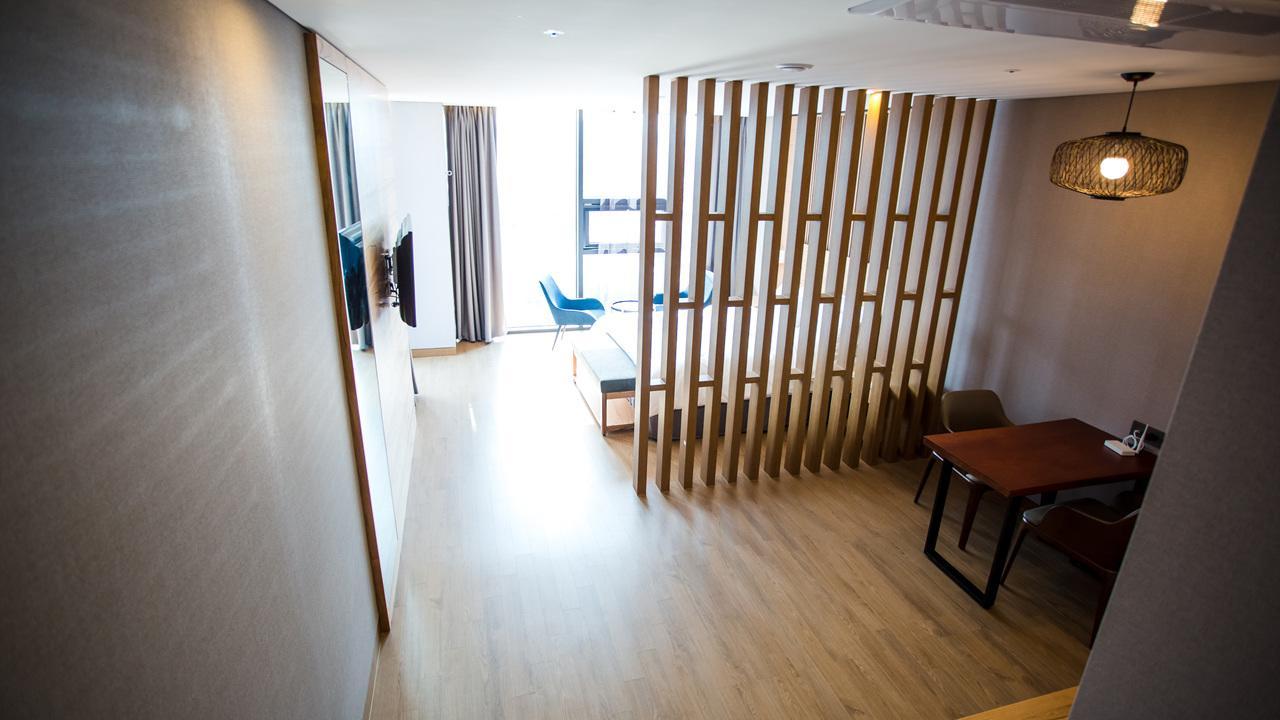 J Square Hotel And Wedding Джинджу Екстериор снимка