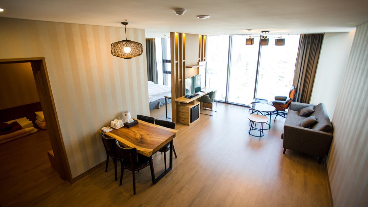 J Square Hotel And Wedding Джинджу Екстериор снимка