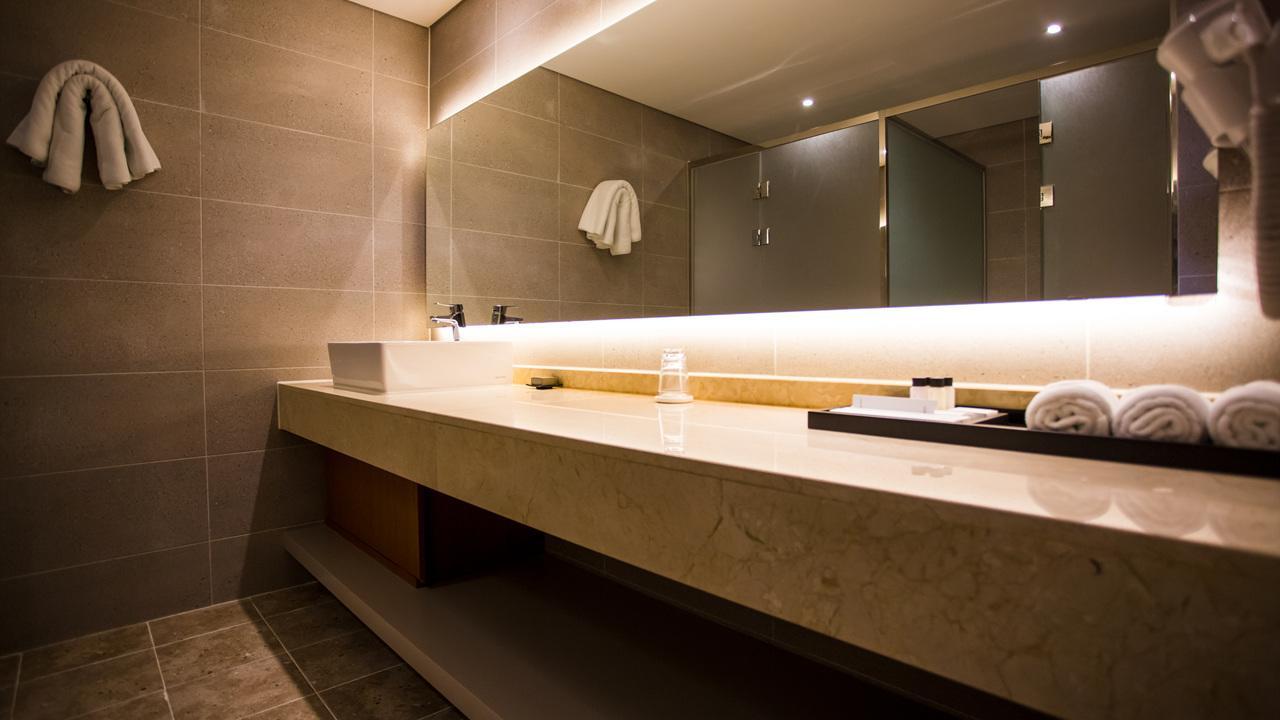 J Square Hotel And Wedding Джинджу Екстериор снимка