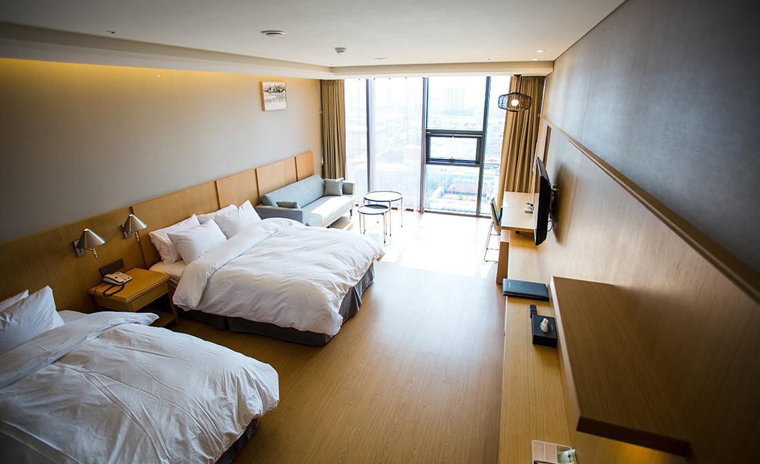J Square Hotel And Wedding Джинджу Екстериор снимка